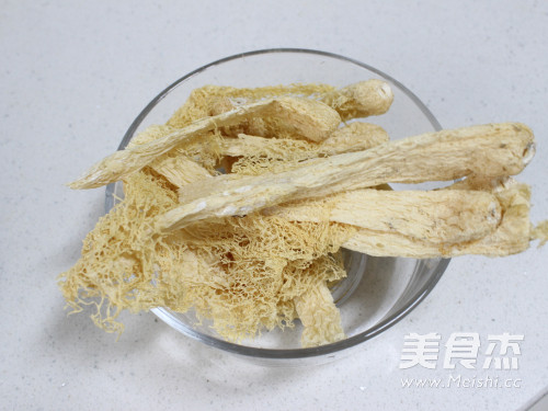 竹荪花菇鸭腿汤的做法步骤:2
