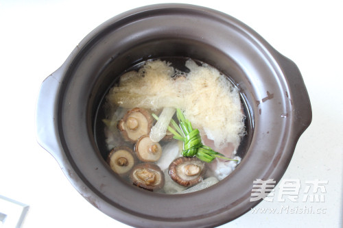 竹荪花菇鸭腿汤的做法步骤:7