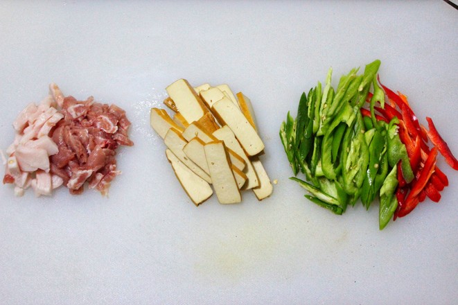 风吹肉炒香干的做法步骤：2