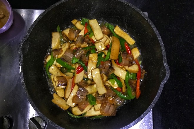 风吹肉炒香干的做法步骤：7