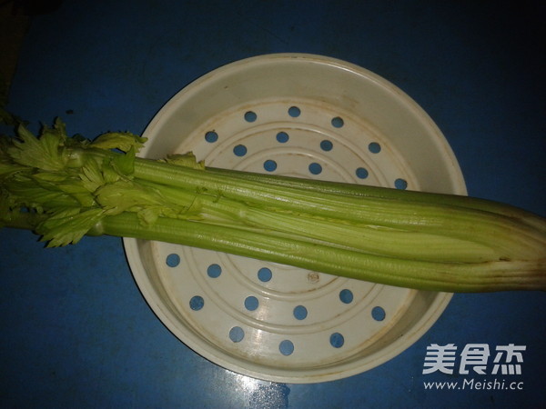 芹菜拌豆皮的做法步骤：1