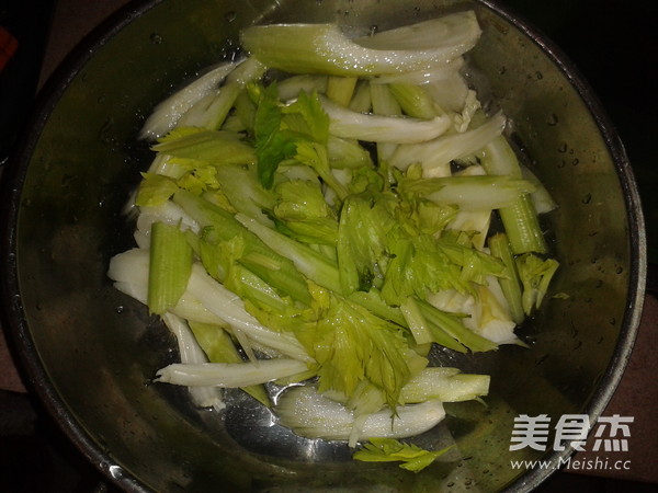 芹菜拌豆皮的做法步骤:2
