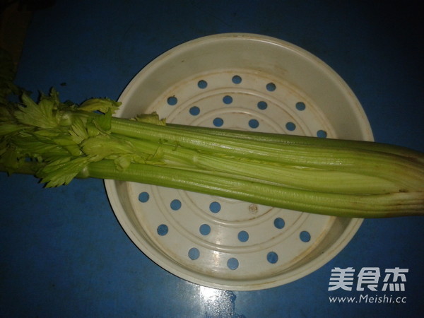芹菜炒鸡脚的做法步骤：1