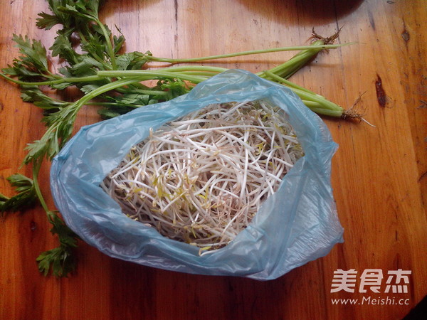 芹菜炒豆芽的做法步骤：1