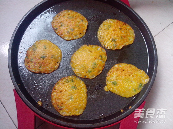 红萝卜豆浆渣饼的做法步骤:9