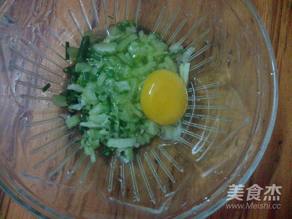 芹菜鸡蛋饼的做法步骤：1