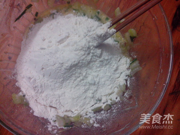 芹菜鸡蛋饼的做法步骤：2
