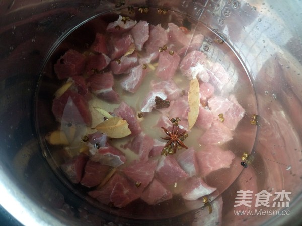 土豆烧牛肉的做法步骤：3