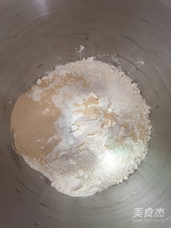 葱香芝士肉松面包的做法步骤：2