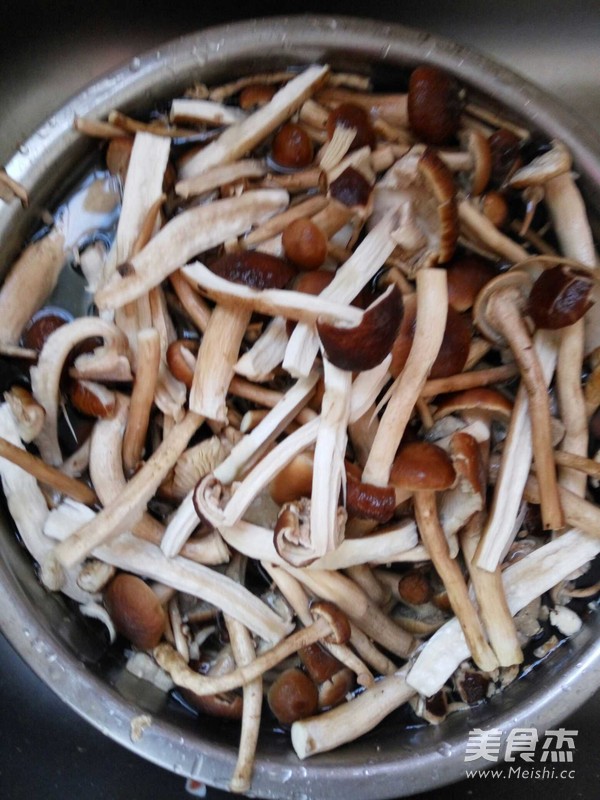 茶树菇红烧肉的做法步骤：2