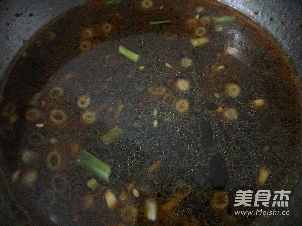 酸汤三鲜水饺的做法步骤：2