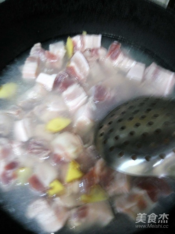 大蒜红烧肉的做法步骤：1