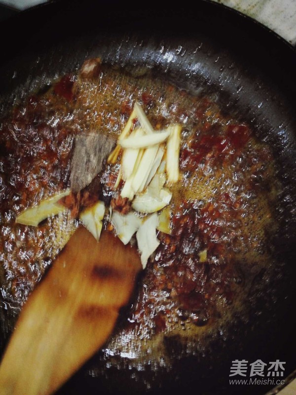 大蒜红烧肉的做法步骤:4