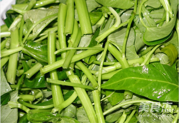 素炒空心菜的做法步骤：1