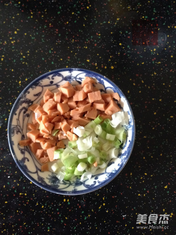 葱香火腿蛋包饭的做法步骤：1