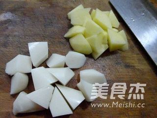 咖喱土豆年糕的做法步骤:2