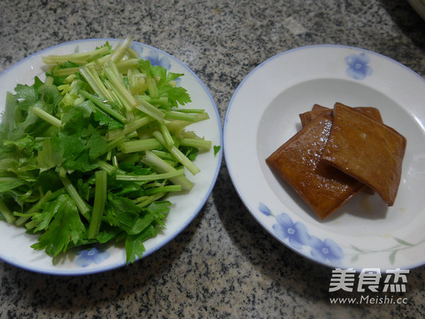 香干炒芹菜的做法步骤：1