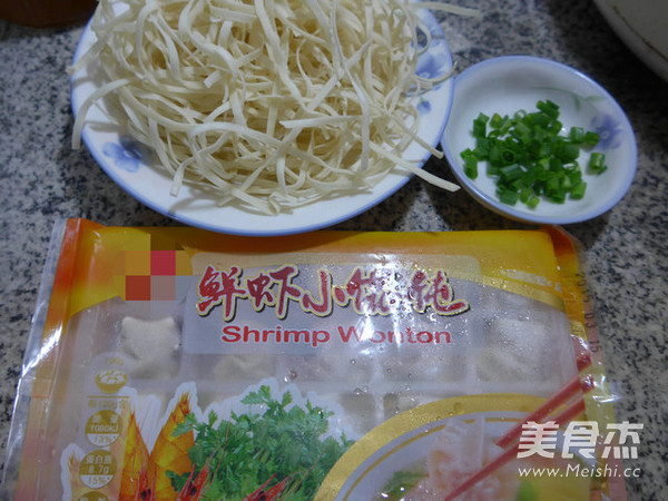 鲜虾小馄饨汤面的做法步骤：1