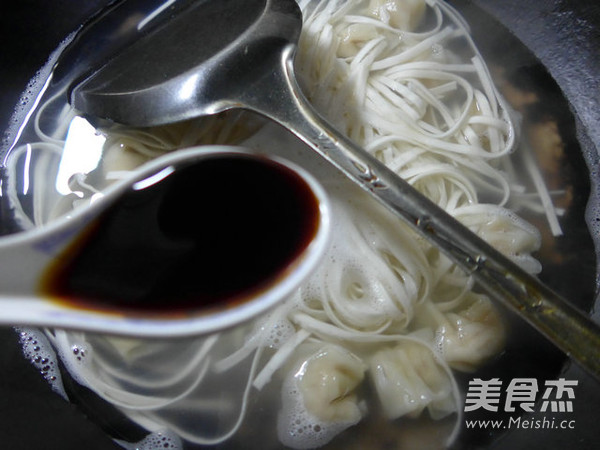 鲜虾小馄饨汤面的做法步骤：4