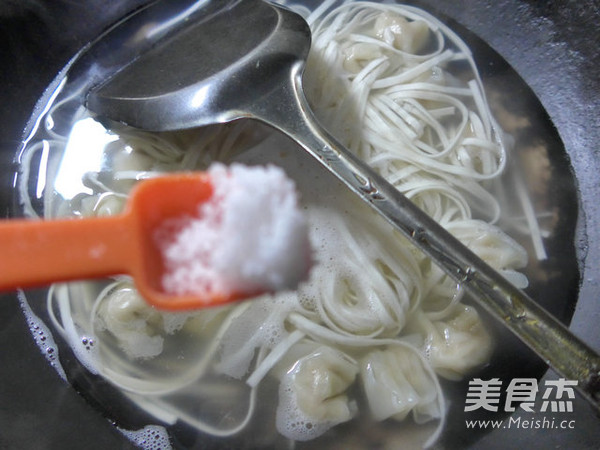 鲜虾小馄饨汤面的做法步骤：5