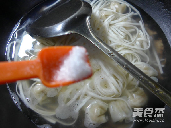 鲜虾小馄饨汤面的做法步骤：6