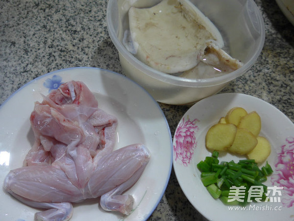 墨鱼鲞炒牛蛙的做法步骤：1