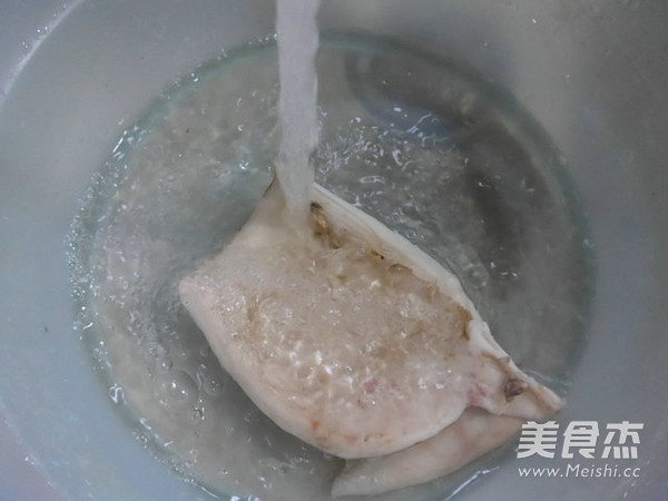 墨鱼鲞炒牛蛙的做法步骤:2