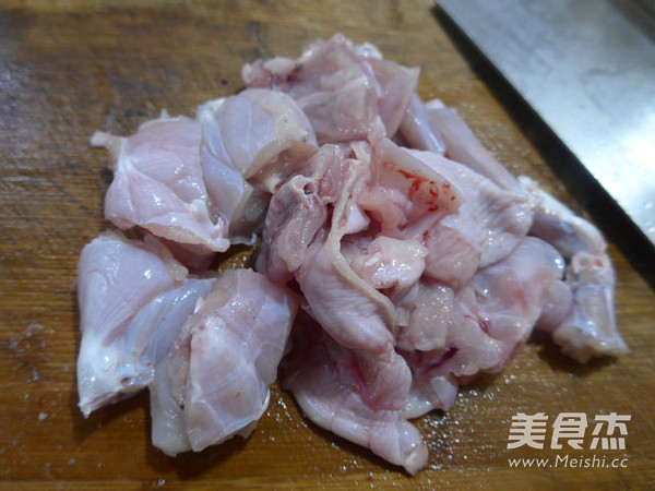 墨鱼鲞炒牛蛙的做法步骤:4