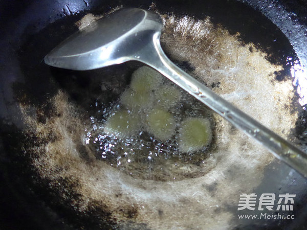 墨鱼鲞炒牛蛙的做法步骤:5