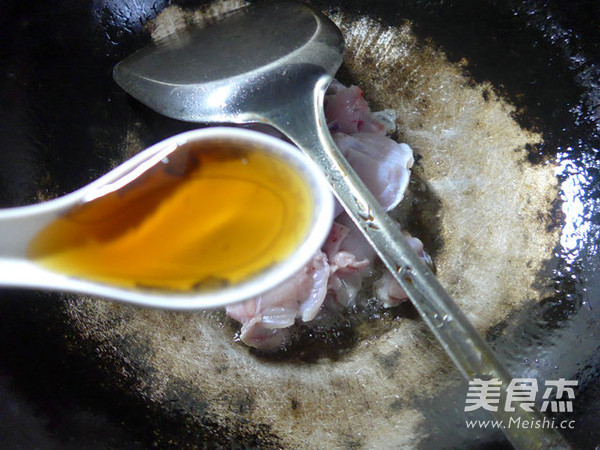 墨鱼鲞炒牛蛙的做法步骤:6