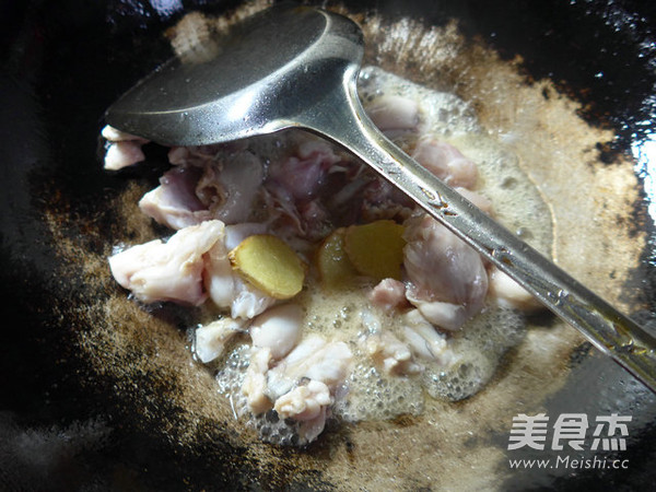墨鱼鲞炒牛蛙的做法步骤:7