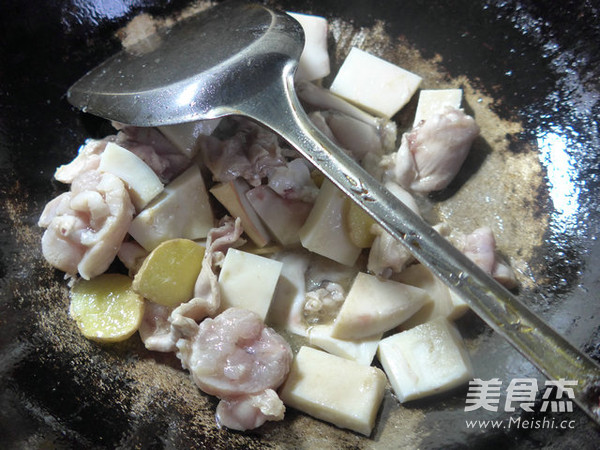 墨鱼鲞炒牛蛙的做法步骤:8