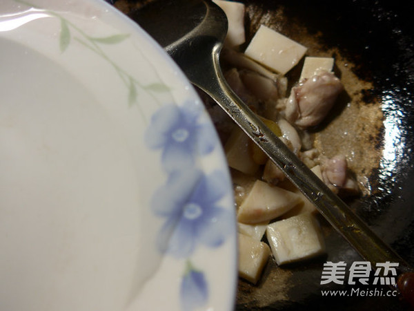 墨鱼鲞炒牛蛙的做法步骤:9