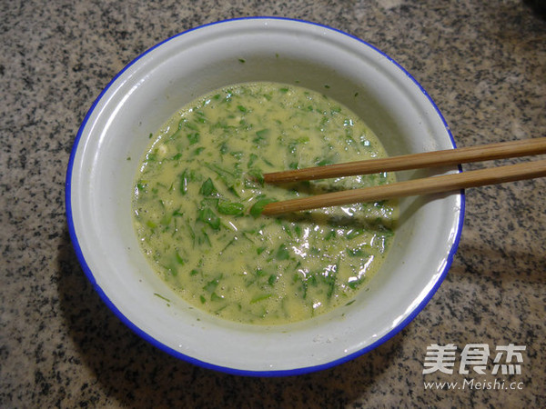 芹菜叶鸡蛋饼的做法步骤：9