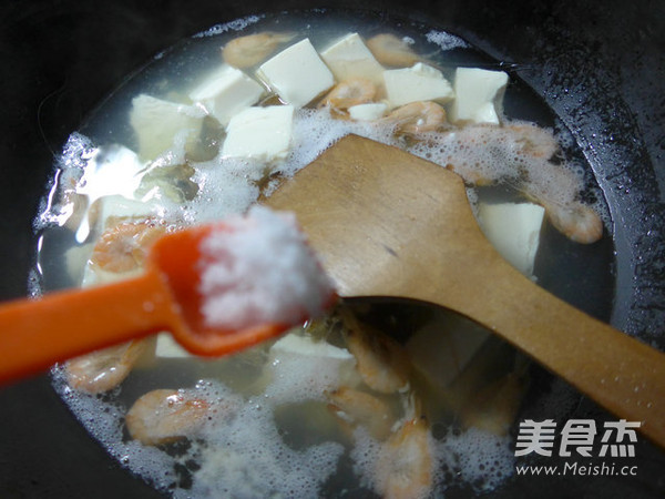 咸味虾花螺豆腐汤的做法步骤：6