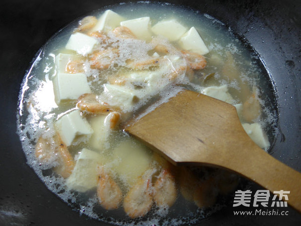 咸味虾花螺豆腐汤的做法步骤：7