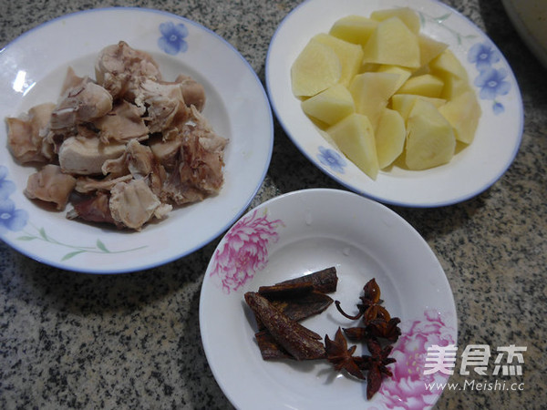 土豆烧兔肉的做法步骤：1