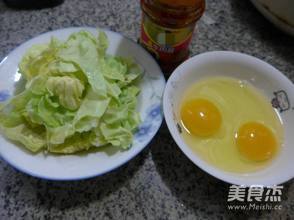 牛肉酱鸡蛋炒圆白菜的做法步骤：1