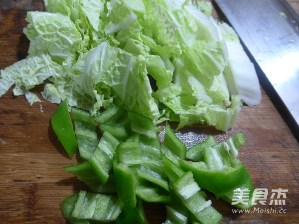 牛肉酱尖椒白菜炒年糕的做法步骤：2