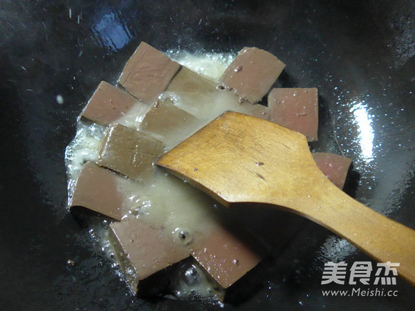 芹菜炒鸭血的做法步骤：5