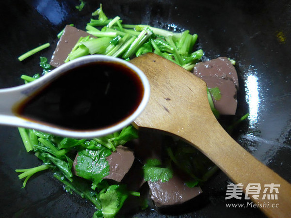 芹菜炒鸭血的做法步骤：7
