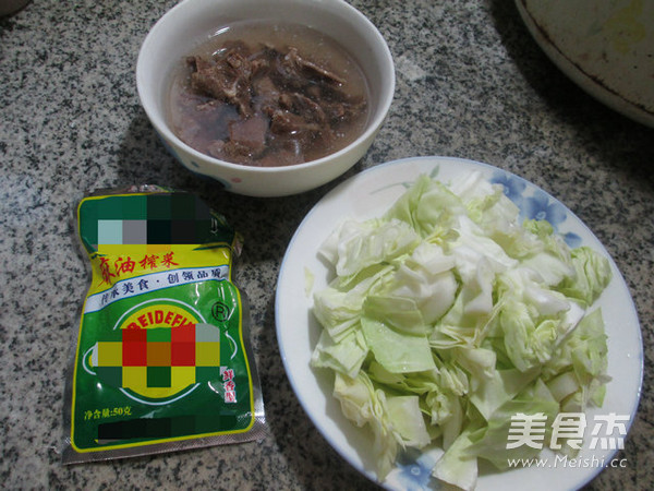 榨菜丝牛肉炒圆白菜的做法步骤：1