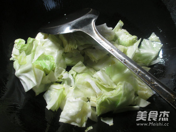 榨菜丝牛肉炒圆白菜的做法步骤：2