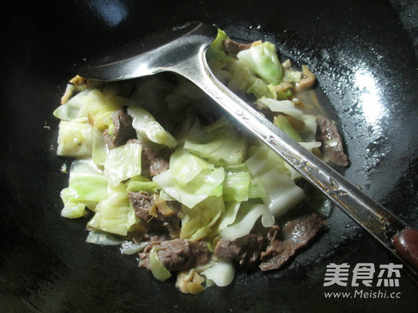 榨菜丝牛肉炒圆白菜的做法步骤：7