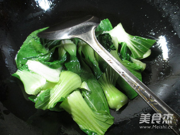 青菜螃蟹煮年糕的做法步骤：3