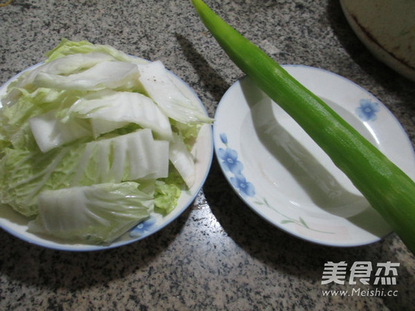莴笋炒白菜的做法步骤：1