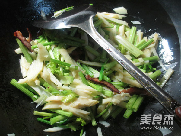 酱肉冬笋炒芹菜的做法步骤：4