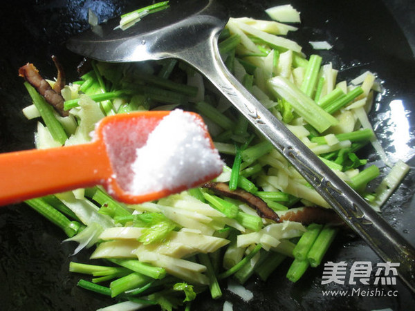 酱肉冬笋炒芹菜的做法步骤：5