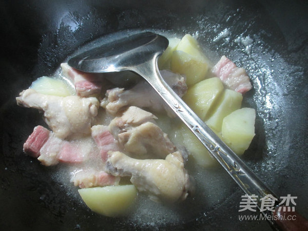 咸肉鸡翅根煮土豆的做法步骤：8