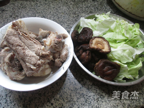香菇圆白菜筒骨汤的做法步骤：1